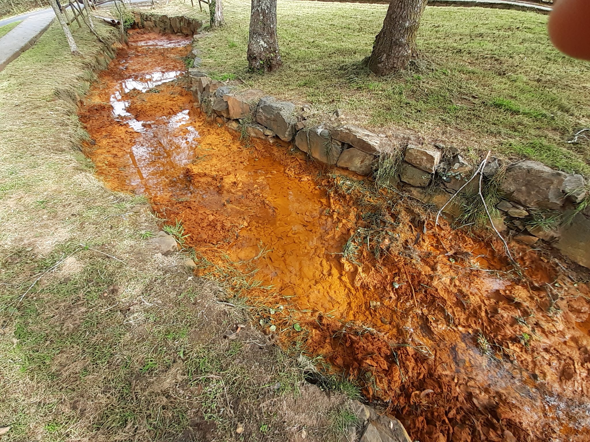  Drenaje ácido de mina aguas abajo de la mina de Touro