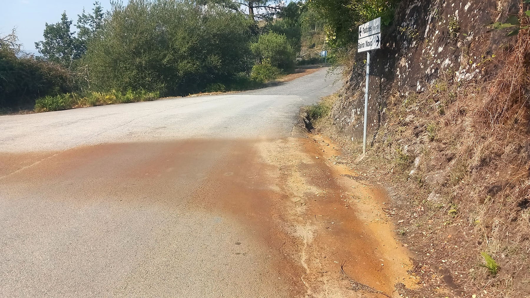 Vestígios de águas acidificadas numa estrada próxima